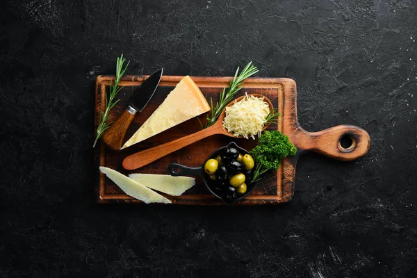 Siyah Taşlı Arka Planda Zeytin Peynir Bıçağı Olan Sert Peynir — Stok fotoğraf