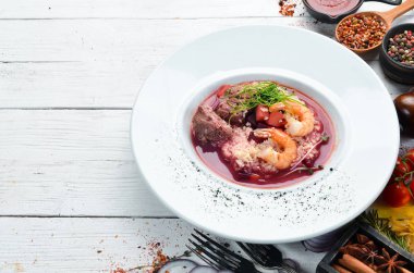 Dana eti ve karides pancar çorbası. Kuskus. Üst görünüm, metin için boş alan. Kırsal biçim.