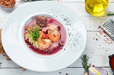 Dana eti ve karides pancar çorbası. Kuskus. Üst görünüm, metin için boş alan. Kırsal biçim.