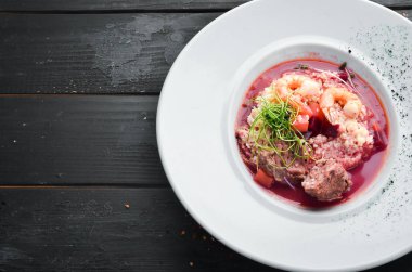 Dana eti ve karides pancar çorbası. Kuskus. Üst görünüm, metin için boş alan. Kırsal biçim.