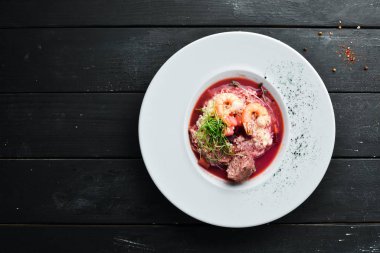 Dana eti ve karides pancar çorbası. Kuskus. Üst görünüm, metin için boş alan. Kırsal biçim.