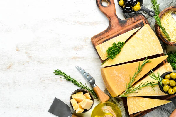 Beyaz ahşap arka planda bir parça parmesan peyniri. Geleneksel İtalyan peyniri. Üst Manzara. Metnin için boş yer.