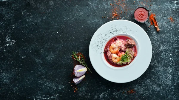 Dana eti ve karides pancar çorbası. Kuskus. Üst görünüm, metin için boş alan. Kırsal biçim.