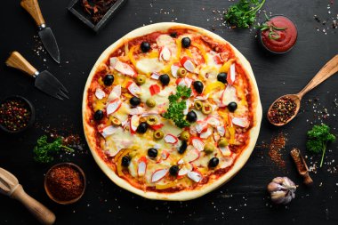 Yengeç çubuğu ve zeytinli geleneksel İtalyan pizzası. Üst Manzara. Metnin için boş yer. Kırsal biçim.