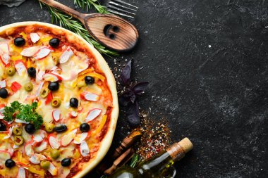 Yengeç çubuğu ve zeytinli geleneksel İtalyan pizzası. Üst Manzara. Metnin için boş yer. Kırsal biçim.