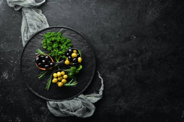 Bir kasede renkli zeytin. Üst Manzara. Metnin için boş yer.