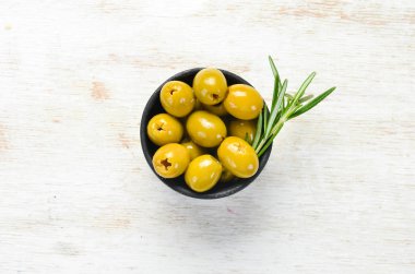 Bir kasede yeşil zeytin. Üst Manzara. Metnin için boş yer.