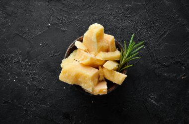 Bir kasede parmesan peyniri parçaları. Üst Manzara. Metnin için boş yer.