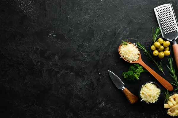 Tahta Kaşıkta Rendelenmiş Parmesan Peyniri Üst Manzara Metnin Için Boş — Stok fotoğraf