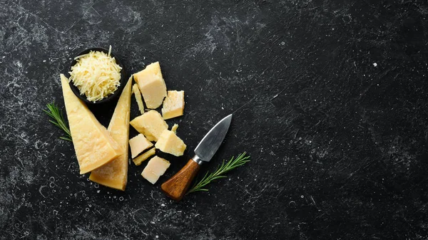 Parmesan Pieces Parmesan Cheese Black Stone Background Top View Free — Stock Photo, Image