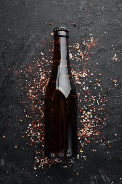 Bir şişe taze bira. Üst Manzara. Metnin için boş yer.