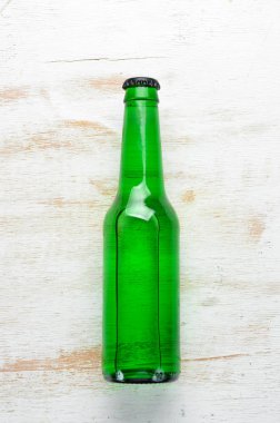 Bir şişe taze bira. Üst Manzara. Metnin için boş yer.