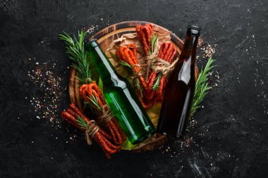 Şişede bira ve beyaz ahşap arka planda füme sosis. Bira, Kabanosy. Üst Manzara. Metnin için boş yer.