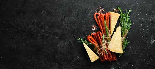 Salsichas Defumadas Com Queijo Fundo Pedra Preta Parmesão Kabanosy Vista — Fotografia de Stock