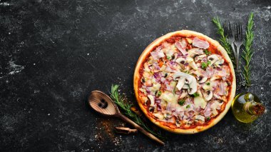 Mantarlı ve pastırmalı geleneksel İtalyan pizzası. Üst Manzara. Metnin için boş yer. Kırsal biçim.
