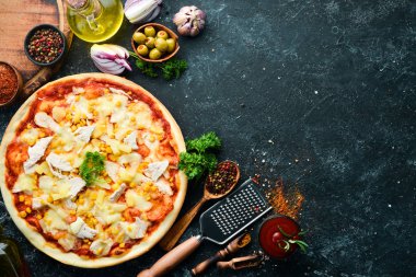 Tavuk, ananas ve mısırlı geleneksel pizza. Üst Manzara. Metnin için boş yer. Kırsal biçim.