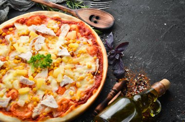 Tavuk, ananas ve mısırlı geleneksel pizza. Üst Manzara. Metnin için boş yer. Kırsal biçim.