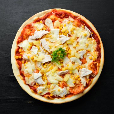 Tavuk, ananas ve mısırlı geleneksel pizza. Üst Manzara. Metnin için boş yer. Kırsal biçim.