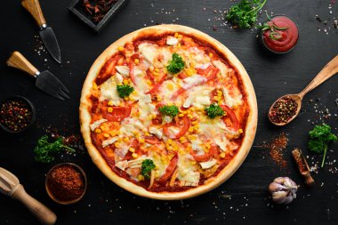 Tavuklu, domatesli ve mısırlı ev yapımı pizza. Üst Manzara. Metnin için boş yer. Kırsal biçim.