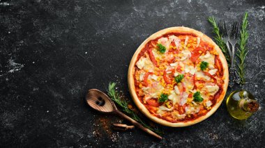 Tavuklu, domatesli ve mısırlı ev yapımı pizza. Üst Manzara. Metnin için boş yer. Kırsal biçim.