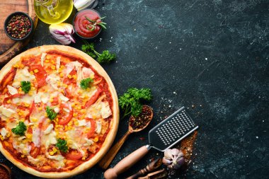 Tavuklu, domatesli ve mısırlı ev yapımı pizza. Üst Manzara. Metnin için boş yer. Kırsal biçim.