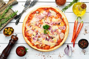 Mantarlı, soğanlı ve jambonlu ev yapımı pizza. Üst Manzara. Metnin için boş yer. Kırsal biçim.