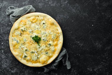 Dört peynirli pizza. Mavi peynir, mozzarella, peynir. Üst Manzara. Metnin için boş yer. Kırsal biçim.