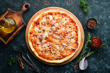 Ton balığı ve sebzeli geleneksel pizza. Üst Manzara. Metnin için boş yer. Kırsal biçim.