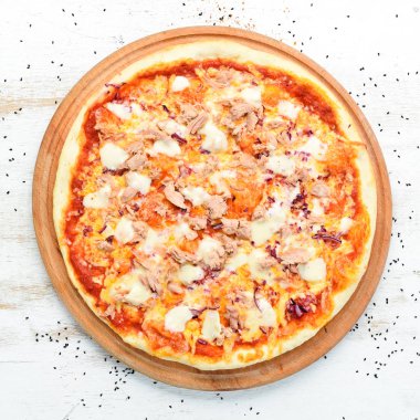 Ton balığı ve sebzeli geleneksel pizza. Üst Manzara. Metnin için boş yer. Kırsal biçim.