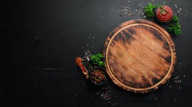 Yemek arkaplanı. Baharatlar, otlar ve mutfak aletleri. Üst Manzara. Metnin için boş yer. Kırsal biçim.