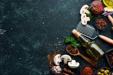 Yemek arkaplanı. Baharatlar, otlar ve mutfak aletleri. Üst Manzara. Metnin için boş yer. Kırsal biçim.