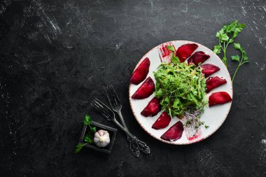 Roka ve peynirli pancar salatası. Üst Manzara. Metnin için boş yer. Kırsal biçim.