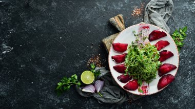 Roka ve peynirli pancar salatası. Üst Manzara. Metnin için boş yer. Kırsal biçim.