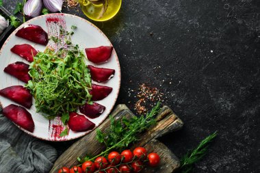 Roka ve peynirli pancar salatası. Üst Manzara. Metnin için boş yer. Kırsal biçim.