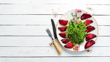 Roka ve peynirli pancar salatası. Üst Manzara. Metnin için boş yer. Kırsal biçim.