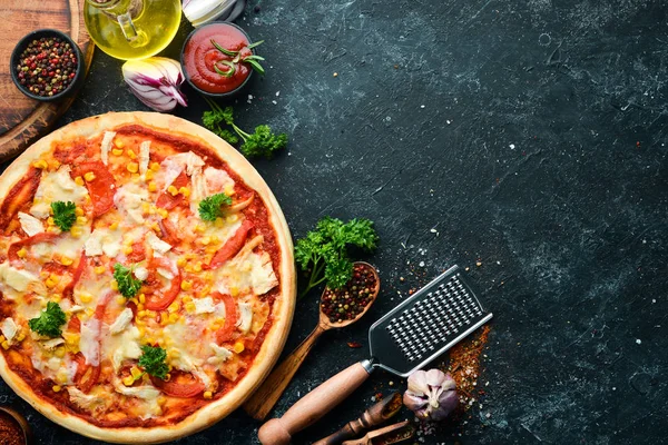 Hemlagad Pizza Med Kyckling Tomater Och Majs Högst Upp Fritt — Stockfoto