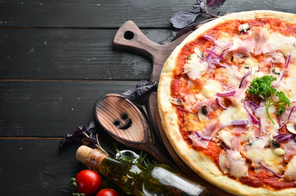 Hausgemachte Pizza Mit Pilzen Zwiebeln Und Speck Ansicht Von Oben — Stockfoto