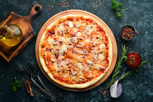 Ton balığı ve sebzeli geleneksel pizza. Üst Manzara. Metnin için boş yer. Kırsal biçim.