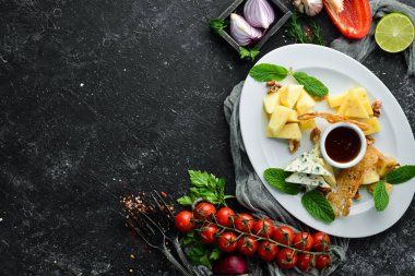 Çeşit çeşit peynirler. Tabakta dilimlenmiş peynir. Üst Manzara. Metnin için boş yer. Kırsal biçim.