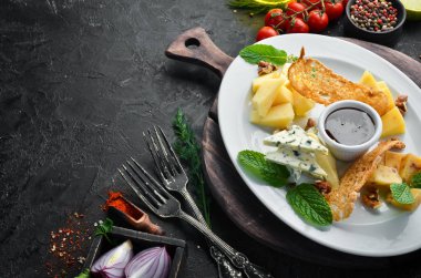 Çeşit çeşit peynirler. Tabakta dilimlenmiş peynir. Üst Manzara. Metnin için boş yer. Kırsal biçim.