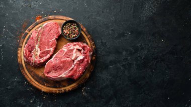 Çiğ mermer et bifteği Black Angus. Üst Manzara. Metnin için boş yer. Kırsal biçim.