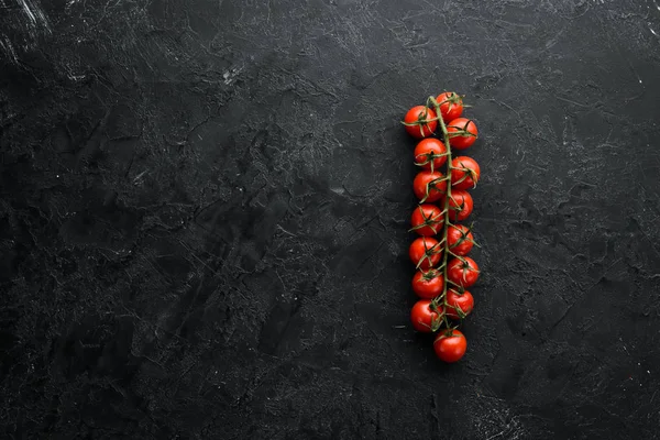 Pomidory Wiśniowe Gałązce Czarnym Kamiennym Tle Widok Góry Wolne Miejsce — Zdjęcie stockowe