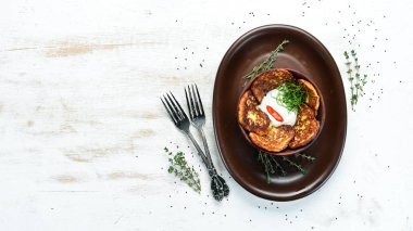 Ekşi kremalı patatesli gözleme. Ukrayna mutfağı. Üst görünüm, metin için boş alan. Kırsal biçim.