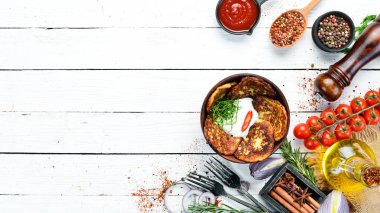 Ekşi kremalı patatesli gözleme. Ukrayna mutfağı. Üst görünüm, metin için boş alan. Kırsal biçim.