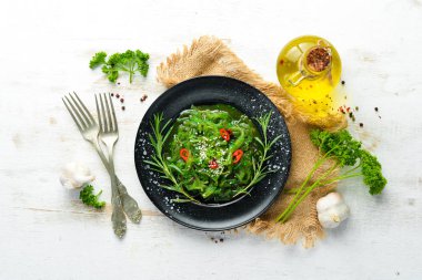 Siyah taş tabakta yosun salatası. Çin mutfağı. Üst te. Ücretsiz kopyalama alanı.