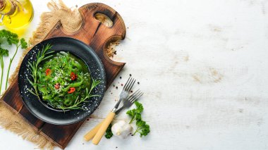 Siyah taş tabakta yosun salatası. Çin mutfağı. Üst te. Ücretsiz kopyalama alanı.