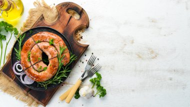 Biberiye ve baharatile fırında domuz sosis. Üst te. Ücretsiz kopyalama alanı.