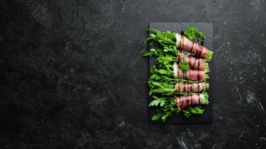 Prosciutto ve arugula. Geleneksel İtalyan mezesi. Üst te. Ücretsiz kopyalama alanı.