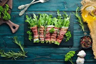 Prosciutto ve arugula. Geleneksel İtalyan mezesi. Üst te. Ücretsiz kopyalama alanı.