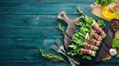 Prosciutto ve arugula. Geleneksel İtalyan mezesi. Üst te. Ücretsiz kopyalama alanı.